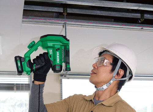 HiKOKI CL12DAで天井の全ねじを上向き切断する公式使用イメージ