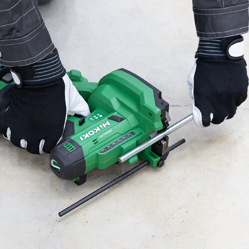 HiKOKI CL12DAを床に置いて定置切断する公式使用イメージ