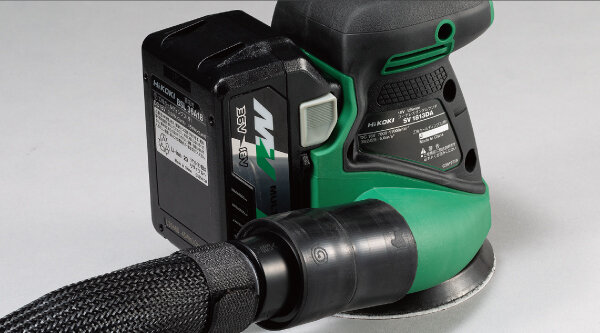 HiKOKI SV1813DAへ集じんアダプタとホースを接続した状態
