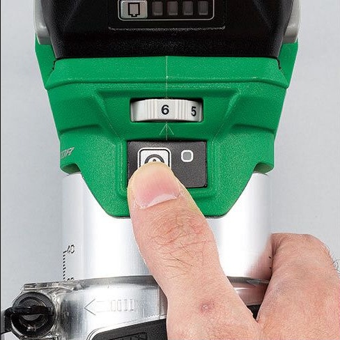 M3608DAの握り部に配置された電源スイッチを片手で操作する様子