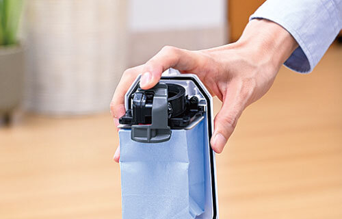 HiKOKI R12DPAのつまみを引いて紙パックを捨てるワンタッチ機構